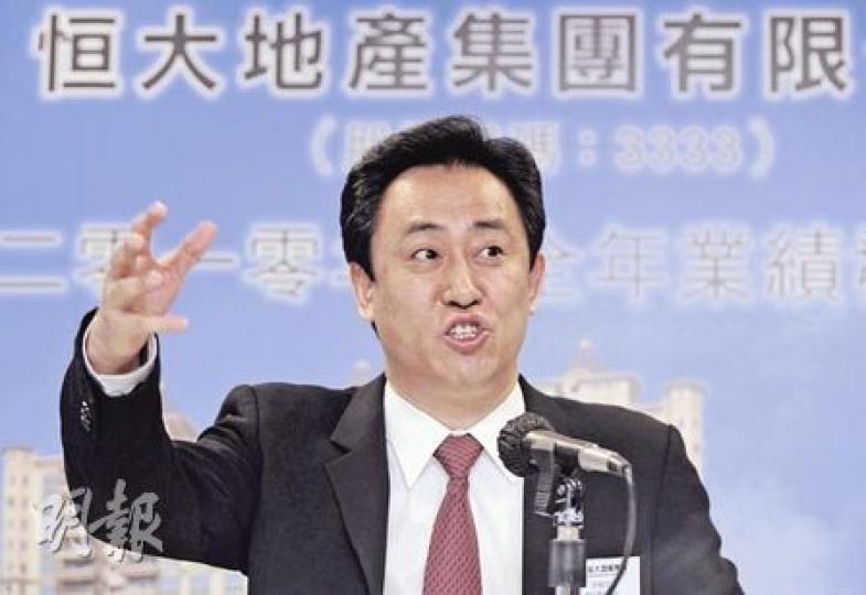 恒大地產董事局主席許家印在派息後將坐收11.86億(人民幣.下同)。他稱管理層有把握超額完成2011年700億元的預售目標,而3月合約銷售額仍將為內房之冠。(何家達攝) 恒大地產董事局主席許家印在派息後將坐收11.86億(人民幣.下同)。他稱管理層有把握超額完成2011年700億元的預售目標,而3月合約銷售額仍將為內房之冠。(何家達攝)