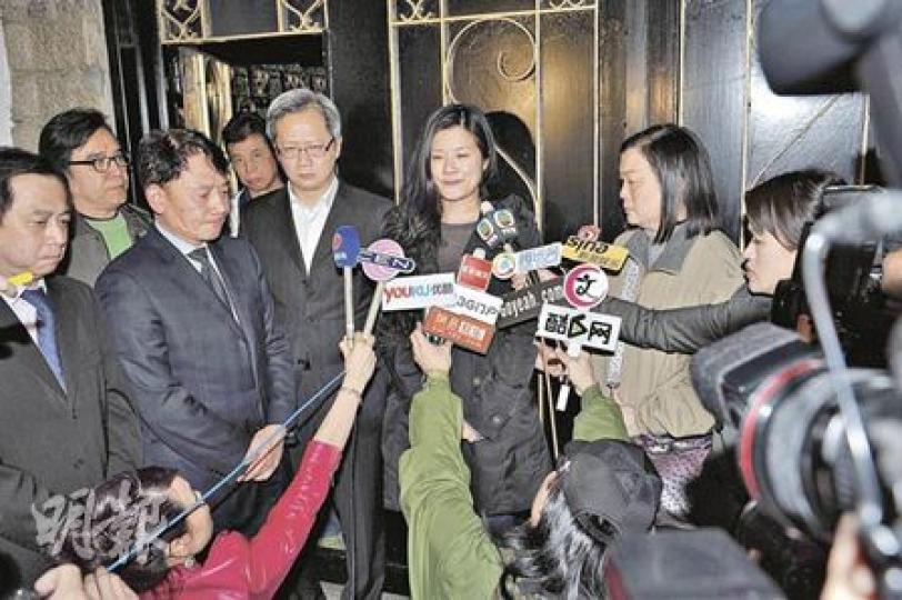 鄧光榮長女鄧業炘(中)昨晚在寓所外宣布父親的死訊。(劉一立攝) 鄧光榮長女鄧業炘(中)昨晚在寓所外宣布父親的死訊。(劉一立攝)