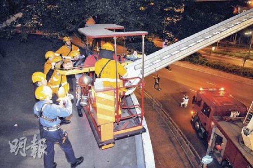 醉漢在亞皆老街天橋頂拾手機後無法離開,需勞動消防員到場升起雲梯拯救。(蔡方山攝)醉漢在亞皆老街天橋躍下螺旋行人天橋頂(箭嘴示)撿拾電話,其後卻未能返回安全地方,要由消防救回地面。(蔡方山攝) 醉漢在亞皆老街天橋頂拾手機後無法離開,需勞動消防員到場升起雲梯拯救。(蔡方山攝)醉漢在亞皆老街天橋躍下螺旋行人天橋頂(箭嘴示)撿拾電話,其後卻未能返回安全地方,要由消防救回地面。(蔡方山攝)