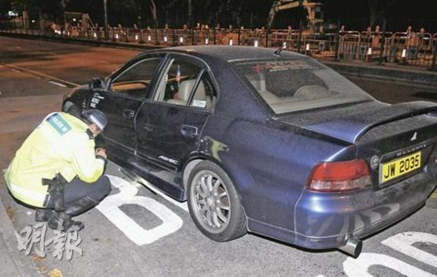 警方在粉嶺馬會道傷人案現場附近一輛私家車旁邊及渠邊,分別檢獲金屬棒球棍。(蔡方山攝)馬會道傷人案其中一名遇襲男子,送往醫院治療後無大礙。警方相信案件與黑幫尋仇有關,已交由反黑組探員偵查。(蔡方山攝) 警方在粉嶺馬會道傷人案現場附近一輛私家車旁邊及渠邊,分別檢獲金屬棒球棍。(蔡方山攝)馬會道傷人案其中一名遇襲男子,送往醫院治療後無大礙。警方相信案件與黑幫尋仇有關,已交由反黑組探員偵查。(蔡方山攝)