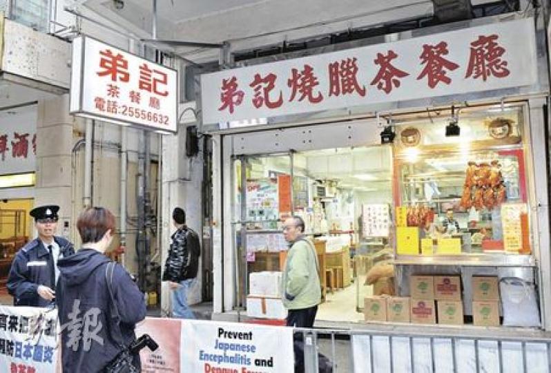 香港仔田灣街「弟記燒臘茶餐廳」遇竊,警方接報派員到場調查,證實店方損失1萬多元現金。(蔡方山攝)香港仔田灣街茶餐廳被爆竊,店舖收銀處貼有一張最後一任港督彭定康巡視華貴邨時與老闆握手的相片。(蔡方山攝) 香港仔田灣街「弟記燒臘茶餐廳」遇竊,警方接報派員到場調查,證實店方損失1萬多元現金。(蔡方山攝)香港仔田灣街茶餐廳被爆竊,店舖收銀處貼有一張最後一任港督彭定康巡視華貴邨時與老闆握手的相片。(蔡方山攝)
