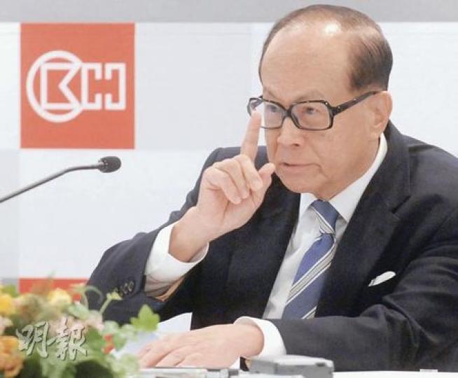 長實主席李嘉誠表示,在最低工資問題上,低收入市民生活困難,但小企業的生意亦很難做,故要取得平衡點。(劉焌陶攝) 長實主席李嘉誠表示,在最低工資問題上,低收入市民生活困難,但小企業的生意亦很難做,故要取得平衡點。(劉焌陶攝)