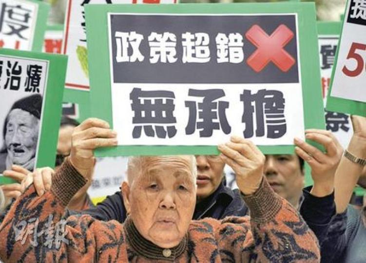 雖然港大民調指市民對財政預算案的滿意率止跌回升,不過預算案公布至今遊行不斷,昨日長者服務大聯盟不滿政府無承擔而上街抗議。(葉漢華攝) 雖然港大民調指市民對財政預算案的滿意率止跌回升,不過預算案公布至今遊行不斷,昨日長者服務大聯盟不滿政府無承擔而上街抗議。(葉漢華攝)