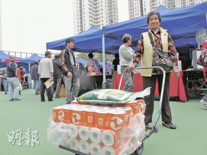 85歲的趙婆婆叫工人準備手推車,一口氣購入6排廁紙、8樽1公升裝食油及一包8公斤泰國米,滿載而歸。她說如果晚上試過新米好吃,今天會再買。(余卓善攝) 85歲的趙婆婆叫工人準備手推車,一口氣購入6排廁紙、8樽1公升裝食油及一包8公斤泰國米,滿載而歸。她說如果晚上試過新米好吃,今天會再買。(余卓善攝)