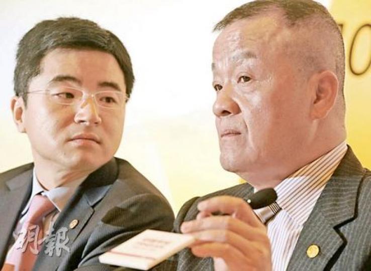 平保董事長馬明哲(右)昨日記者會上甚少作答,大部分問題均由身在上海分會場的總經理任匯川擋駕,圖左為公司財務總監姚波。(劉焌陶攝) 平保董事長馬明哲(右)昨日記者會上甚少作答,大部分問題均由身在上海分會場的總經理任匯川擋駕,圖左為公司財務總監姚波。(劉焌陶攝)