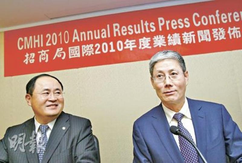 招商局國際董事總經理胡建華(左)於業績記者會表示,日本進口到內地港口的集裝箱佔整體約6%,故認為地震對業務影響不大,右為招商局國際主席傅育寧。(林振東攝) 招商局國際董事總經理胡建華(左)於業績記者會表示,日本進口到內地港口的集裝箱佔整體約6%,故認為地震對業務影響不大,右為招商局國際主席傅育寧。(林振東攝)