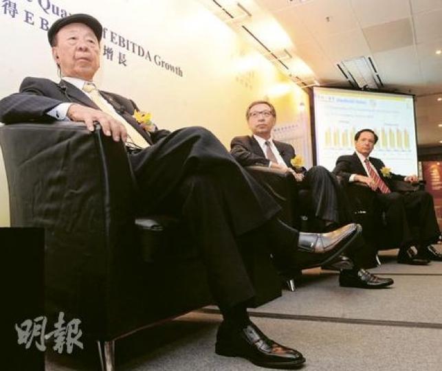 銀娛副主席呂耀東(中)被問到公司何時派息時,他回應指銀娛仍是高增長企業。圖左為主席呂志和。(劉焌陶攝) 銀娛副主席呂耀東(中)被問到公司何時派息時,他回應指銀娛仍是高增長企業。圖左為主席呂志和。(劉焌陶攝)