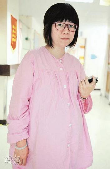 懷胎30多周的吳小姐表示,環顧牀位四周,大多是內地同胞,「覺得佢哋畀咗錢就要求多多,少少痛就話要開刀,護士教佢哋痛嘅時候深呼吸,又唔聽教」。 (朱永倫攝) 懷胎30多周的吳小姐表示,環顧牀位四周,大多是內地同胞,「覺得佢哋畀咗錢就要求多多,少少痛就話要開刀,護士教佢哋痛嘅時候深呼吸,又唔聽教」。 (朱永倫攝)