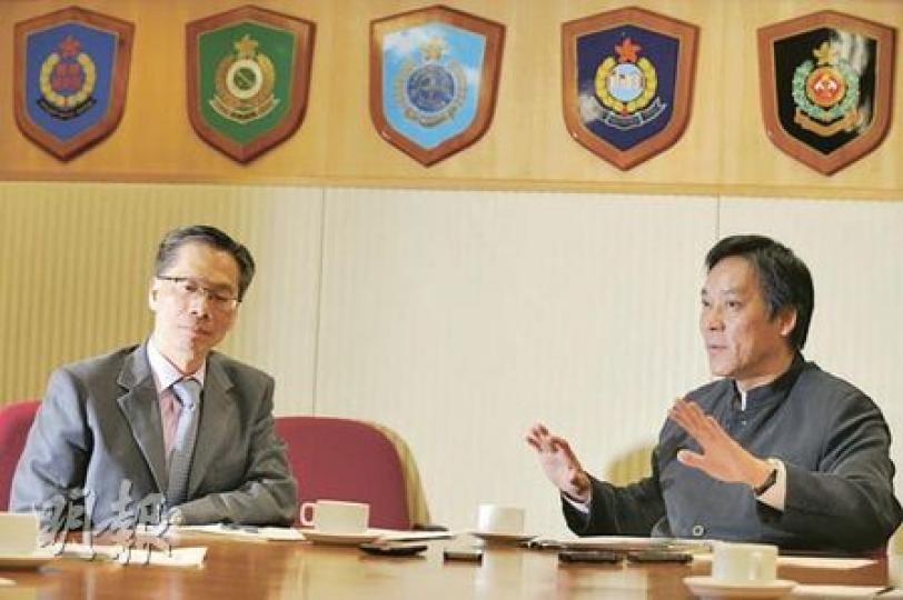 保安局副秘書長魏永捷(右)強調,容許港人內地超齡子女申請單程證來港的計劃「不設截止日期」,合資格申請人可仔細想清楚,才決定是否申請。圖左為入境事務處助理處長陳孟麟。(何家達攝)(明報製圖)(明報製圖) 保安局副秘書長魏永捷(右)強調,容許港人內地超齡子女申請單程證來港的計劃「不設截止日期」,合資格申請人可仔細想清楚,才決定是否申請。圖左為入境事務處助理處長陳孟麟。(何家達攝)(明報製圖)(明報製圖)