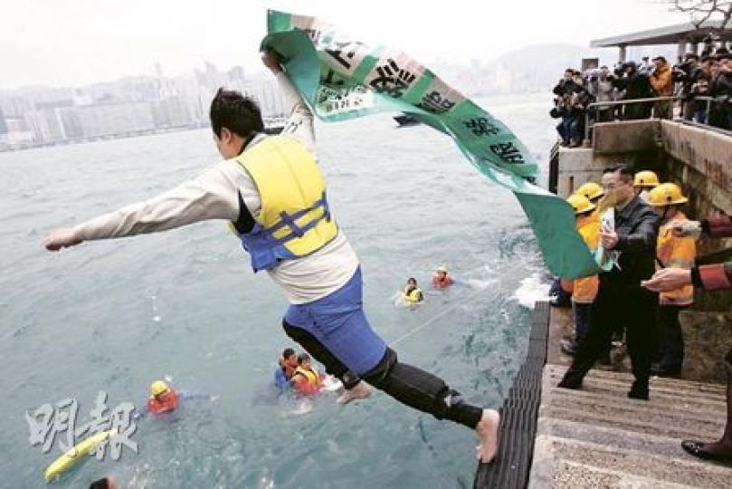 4名民主黨九龍西支部成員昨日近中午時分先後於紅磡碼頭跳海,抗議政府無視渡輪服務需要。(李紹昌攝) 4名民主黨九龍西支部成員昨日近中午時分先後於紅磡碼頭跳海,抗議政府無視渡輪服務需要。(李紹昌攝)