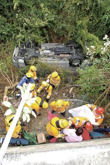 客貨車在黃泥涌峽道衝落約6米下山坡,四輪朝天,其中女傷者(粉紅衣)由消防員救出。(屈俊樂攝)客貨車在半山黃泥涌峽道失控剷上行人路,撞毁路邊鐵欄後衝下約6米山坡。(黃雄攝) 客貨車在黃泥涌峽道衝落約6米下山坡,四輪朝天,其中女傷者(粉紅衣)由消防員救出。(屈俊樂攝)客貨車在半山黃泥涌峽道失控剷上行人路,撞毁路邊鐵欄後衝下約6米山坡。(黃雄攝)