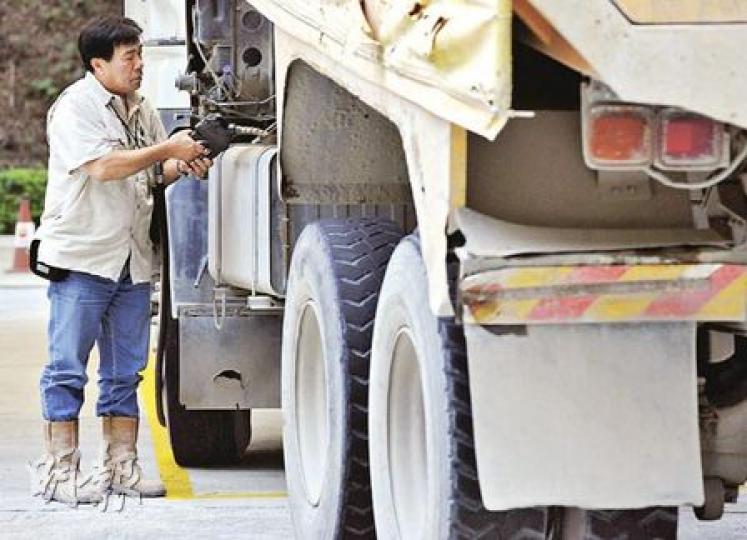 本報發現車用燃油入口價與零售價差距愈來愈大,最新車用柴油價更為9年來最高,小巴及貨櫃車業界均批評油價加快減慢,議員湯家驊促請盡快訂立競爭法,以收阻嚇。(朱永倫攝)(明報製圖) 本報發現車用燃油入口價與零售價差距愈來愈大,最新車用柴油價更為9年來最高,小巴及貨櫃車業界均批評油價加快減慢,議員湯家驊促請盡快訂立競爭法,以收阻嚇。(朱永倫攝)(明報製圖)