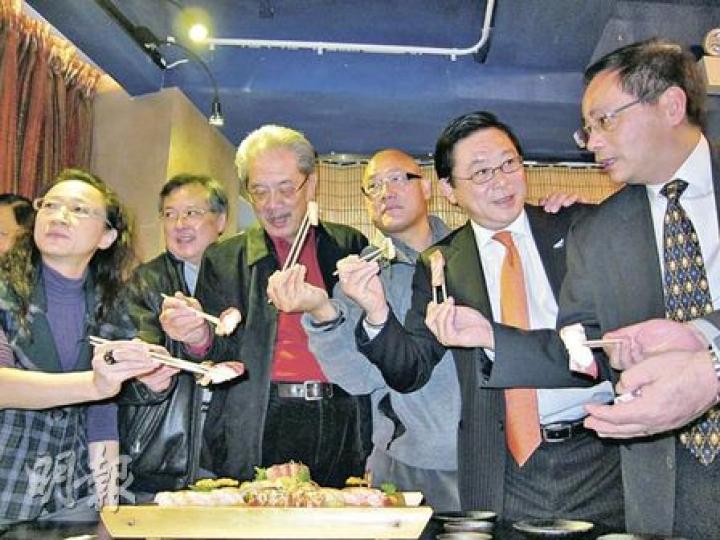 因為一場大地震和核輻射泄漏,令本港日本食肆生意一落千丈。10多名立法會議員為表對日本食肆的支持,昨日在飲食界議員張宇人(左二)帶領下,到灣仔一間日本食肆「身體力行」撐日本菜。張宇人表示,日本食肆自地震後,營業額減少三至五成,但詳細情况仍有待了解。圖左起為陳淑莊、張宇人、黃宜弘、陳偉業、林健鋒及葉國謙。(姚國雄攝) 因為一場大地震和核輻射泄漏,令本港日本食肆生意一落千丈。10多名立法會議員為表對日本食肆的支持,昨日在飲食界議員張宇人(左二)帶領下,到灣仔一間日本食肆「身體力行」撐日本菜。張宇人表示,日本食肆自地震後,營業額減少三至五成,但詳細情况仍有待了解。圖左起為陳淑莊、張宇人、黃宜弘、陳偉業、林健鋒及葉國謙。(姚國雄攝)