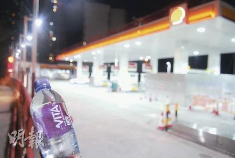 有印傭日前喝下在馬鞍山蜆殼油站購買的「哥士的」維他蒸餾水入院後,記者前晚深夜仍能在同一油站購買維他蒸餾水(圖),蜆殼昨午宣布全線油站暫停售賣此產品。(何朝財攝) 有印傭日前喝下在馬鞍山蜆殼油站購買的「哥士的」維他蒸餾水入院後,記者前晚深夜仍能在同一油站購買維他蒸餾水(圖),蜆殼昨午宣布全線油站暫停售賣此產品。(何朝財攝)