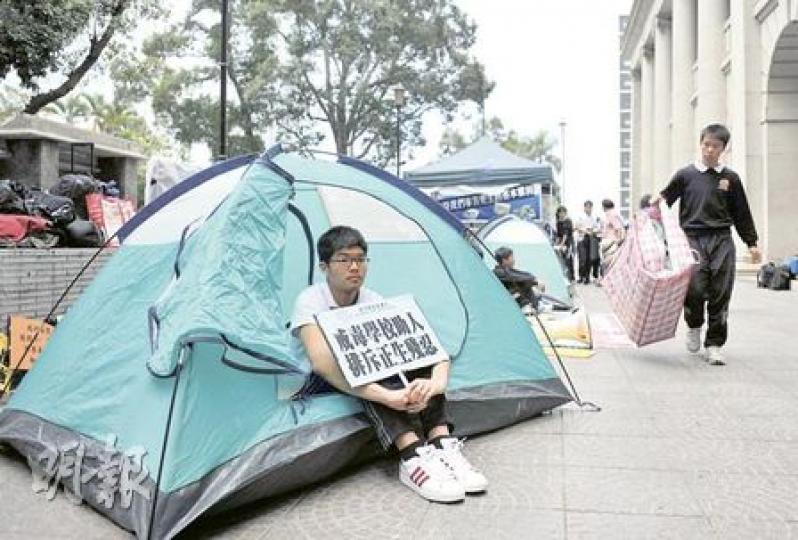正生書院約20多名學生在教師陪同下,昨起在中環立法會門前搭起帳幕露宿,直至4月4日兒童節,爭取政府給予遷校機會。(余俊亮攝) 正生書院約20多名學生在教師陪同下,昨起在中環立法會門前搭起帳幕露宿,直至4月4日兒童節,爭取政府給予遷校機會。(余俊亮攝)