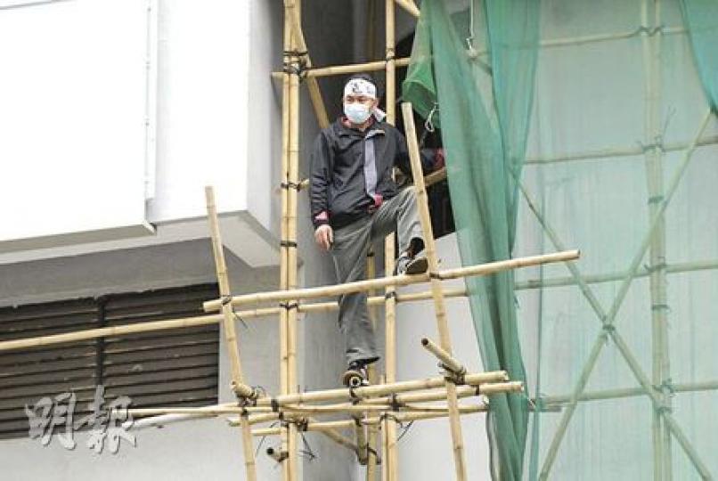 申冤男子頭纏「冤」、「死不瞑目」標語危站在東區法院棚架,擬以死控訴,與警對峙5小時後返回地面。(梁琬珊攝)為亡妻申冤的男子,危站在東區法院棚架擬以死控訴(箭嘴示),消防到場張開救生氣墊戒備。(雲錦鋒攝) 申冤男子頭纏「冤」、「死不瞑目」標語危站在東區法院棚架,擬以死控訴,與警對峙5小時後返回地面。(梁琬珊攝)為亡妻申冤的男子,危站在東區法院棚架擬以死控訴(箭嘴示),消防到場張開救生氣墊戒備。(雲錦鋒攝)