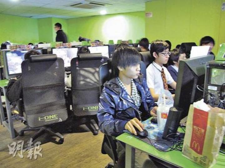 黃昏時分,灣仔道的i-one網吧人頭湧湧,座上客多是身穿校服的中學生。網吧店員劉先生表示,周五至周日部分年輕人更會在店內玩通宵。(余卓善攝) 黃昏時分,灣仔道的i-one網吧人頭湧湧,座上客多是身穿校服的中學生。網吧店員劉先生表示,周五至周日部分年輕人更會在店內玩通宵。(余卓善攝)