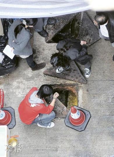 由於婦人表示將初生嬰兒丟到馬桶內再冲走,警方在渠務署職員協助下在現場後巷打開渠蓋,檢查地下水流向,希望尋回被冲走嬰兒下落。(朱永倫攝)事件被揭發後,警方立即派員封鎖現場快餐店的女洗手間調查。至於被冲走的初生嬰兒,目前下落未明。(林錫禮攝) 由於婦人表示將初生嬰兒丟到馬桶內再冲走,警方在渠務署職員協助下在現場後巷打開渠蓋,檢查地下水流向,希望尋回被冲走嬰兒下落。(朱永倫攝)事件被揭發後,警方立即派員封鎖現場快餐店的女洗手間調查。至於被冲走的初生嬰兒,目前下落未明。(林錫禮攝)