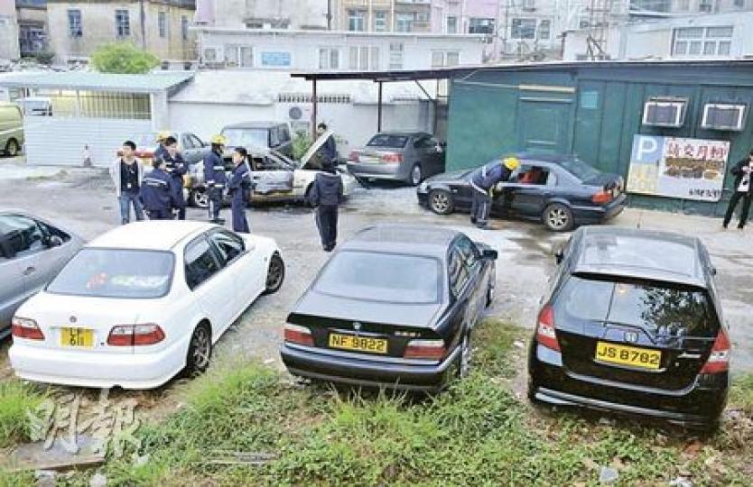 元朗舊墟村在新村長上任前一日,村口露天停車場發生縱火及刑毁車輛案件,警員正調查事件是否與新村長有關。(蔡方山攝) 元朗舊墟村在新村長上任前一日,村口露天停車場發生縱火及刑毁車輛案件,警員正調查事件是否與新村長有關。(蔡方山攝)