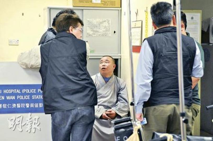 遭3名懷疑假和尚搶劫的內地僧人,頭部遭擊傷送院,他在醫院向探員講述遇劫經過。(衛永康攝) 遭3名懷疑假和尚搶劫的內地僧人,頭部遭擊傷送院,他在醫院向探員講述遇劫經過。(衛永康攝)