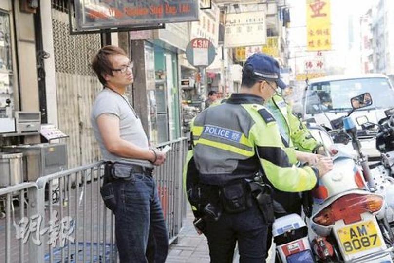 肇事客貨車司機(左)聲稱「睇錯路」,在上海街逆線向旺角方向行駛,其間撞倒一名女途人。他停車後一度顯得神志不清,警員為他進行酒精測試,結果為0度。(梁琬珊攝) 肇事客貨車司機(左)聲稱「睇錯路」,在上海街逆線向旺角方向行駛,其間撞倒一名女途人。他停車後一度顯得神志不清,警員為他進行酒精測試,結果為0度。(梁琬珊攝)