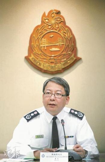 入境處長陳國基稱,為吸引暫離日本避難的跨國公司高層來港居住及工作,早前「特事特辦」把申請簽證來港需時由4至6星期大減至兩天,至今已吸引逾百名這類專才來港。(林振東攝)(明報製圖) 入境處長陳國基稱,為吸引暫離日本避難的跨國公司高層來港居住及工作,早前「特事特辦」把申請簽證來港需時由4至6星期大減至兩天,至今已吸引逾百名這類專才來港。(林振東攝)(明報製圖)