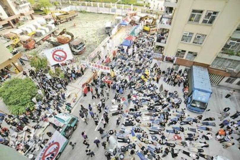 數百名美孚新邨居民在建築地盤(左上角)旁「瞓街」抗議,反對「祥達發展」興建「屏風樓」。(葉漢華攝)(明報製圖)(明報製圖) 數百名美孚新邨居民在建築地盤(左上角)旁「瞓街」抗議,反對「祥達發展」興建「屏風樓」。(葉漢華攝)(明報製圖)(明報製圖)