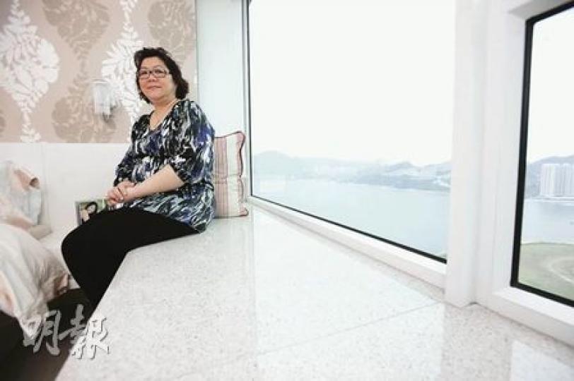 宋太坐在日出康城單位主人房闊度達29吋的窗台上,坦言不知道這個窗台對她有什麼用,唯有讓它丟空。(朱永倫攝)(明報製圖) 宋太坐在日出康城單位主人房闊度達29吋的窗台上,坦言不知道這個窗台對她有什麼用,唯有讓它丟空。(朱永倫攝)(明報製圖)