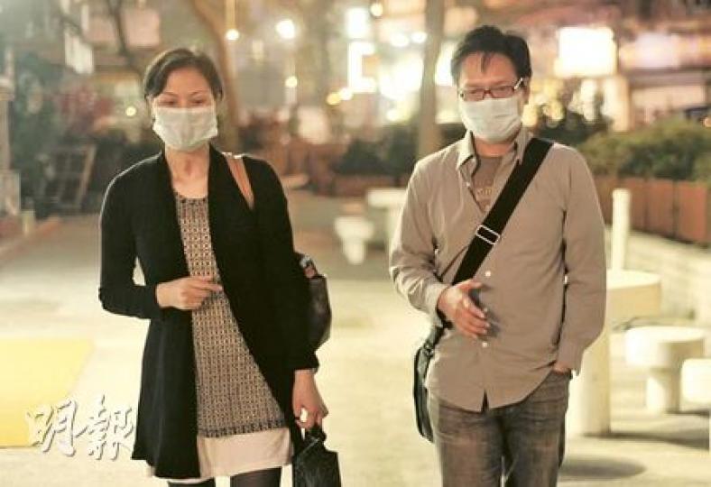 易小玲(左)和陳國柱(右)在去年8月菲律賓人質槍擊慘案中逃過鬼門關,但劫後餘生的路途原來很不易走。(余俊亮攝)被子彈打碎下顎嚴重毁容的易小玲,揭開口罩展示令人嘆息的傷口。她說,為的只是爭取社會公義,索回應有的保險賠償。(余俊亮攝)易小玲以雙手擋子彈保住性命,但左手拇指失去,右手食指也要鑲上螺絲,從此不能屈曲。(余俊亮攝)陳國柱雖然保住了雙手,但其右手的神經線等組織已被破壞,再無握力,而且手指開始向外扭曲。(余俊亮攝) 易小玲(左)和陳國柱(右)在去年8月菲律賓人質槍擊慘案中逃過鬼門關,但劫後餘生的路途原來很不易走。(余俊亮攝)被子彈打碎下顎嚴重毁容的易小玲,揭開口罩展示令人嘆息的傷口。她說,為的只是爭取社會公義,索回應有的保險賠償。(余俊亮攝)易小玲以雙手擋子彈保住性命,但左手拇指失去,右手食指也要鑲上螺絲,從此不能屈曲。(余俊亮攝)陳國柱雖然保住了雙手,但其右手的神經線等組織已被破壞,再無握力,而且手指開始向外扭曲。(余俊亮攝)