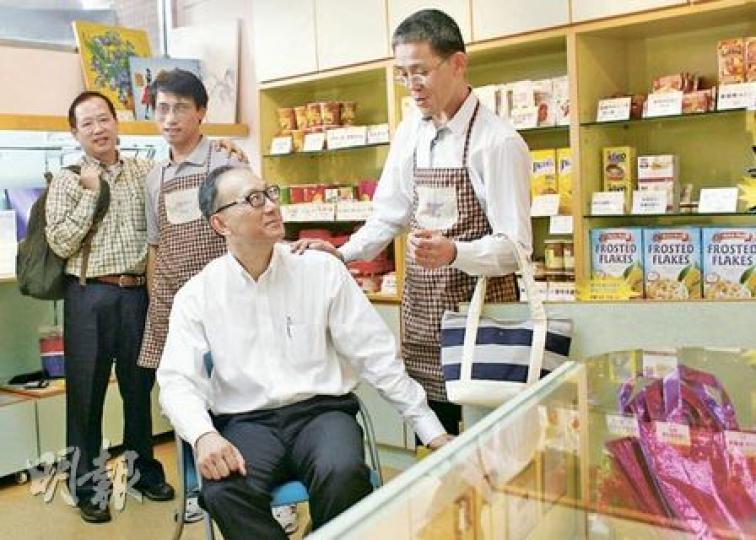 手袋廠老闆梁志文(左一)、食物商呂可翹(右二),這兩個中小企老闆3年來不斷向盲人輔導會商店捐貨或以成本價供貨,令店舖成為培訓失明零售員(戴圍裙者)的平台,賺得利潤兩人都不落袋,更義務擔任營商顧問提供生意貼士,目標為盲人在職場開拓新路。(林振東攝)梁志文捐出他生產的名牌手袋,讓盲人輔導會ES店以84元特惠價出售,吸引石硤尾街坊選購。(林振東攝) 手袋廠老闆梁志文(左一)、食物商呂可翹(右二),這兩個中小企老闆3年來不斷向盲人輔導會商店捐貨或以成本價供貨,令店舖成為培訓失明零售員(戴圍裙者)的平台,賺得利潤兩人都不落袋,更義務擔任營商顧問提供生意貼士,目標為盲人在職場開拓新路。(林振東攝)梁志文捐出他生產的名牌手袋,讓盲人輔導會ES店以84元特惠價出售,吸引石硤尾街坊選購。(林振東攝)