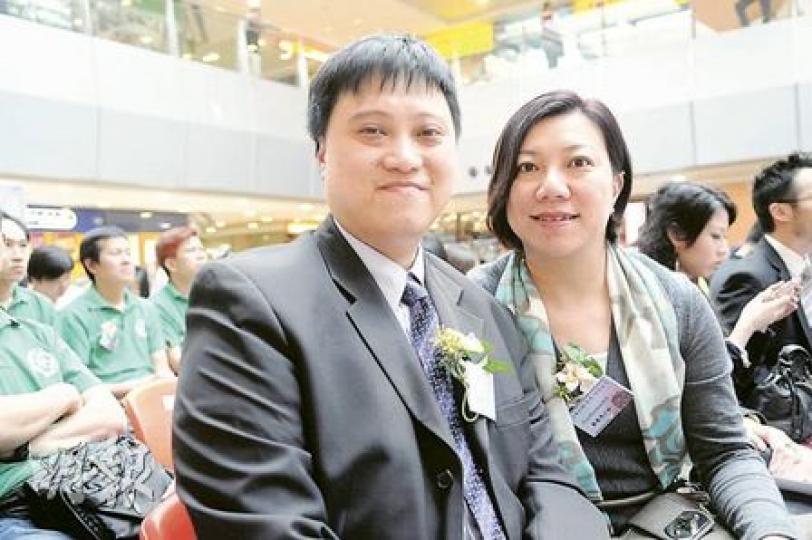 自動系統集團副主席鄭慧思(右)表示,殘疾僱員的工作能力與常人無異,公司會於5月1日向殘疾僱員以最低工資28元支薪,亦不扣「飯鐘錢」。圖左為集團業務總監鄭融澤。 (陳淑安攝) 自動系統集團副主席鄭慧思(右)表示,殘疾僱員的工作能力與常人無異,公司會於5月1日向殘疾僱員以最低工資28元支薪,亦不扣「飯鐘錢」。圖左為集團業務總監鄭融澤。 (陳淑安攝)