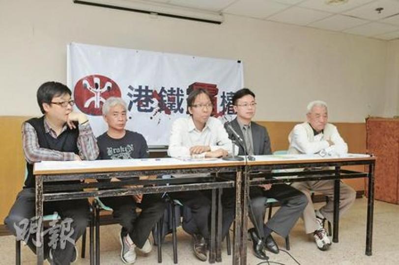 立法會議員梁耀忠(中)認為港鐵屬半公營機構,不應憑藉車站和車廠等設施,佔據屋苑業權份額過半,令小業主難以組成獨立的業主立案法團來管理屋苑。右為環保觸覺主席譚凱邦。(陳淑安攝)(明報製圖) 立法會議員梁耀忠(中)認為港鐵屬半公營機構,不應憑藉車站和車廠等設施,佔據屋苑業權份額過半,令小業主難以組成獨立的業主立案法團來管理屋苑。右為環保觸覺主席譚凱邦。(陳淑安攝)(明報製圖)