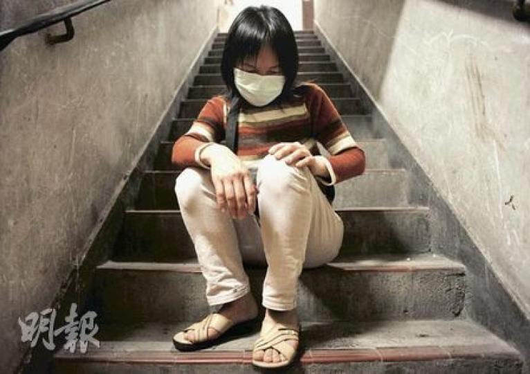 王女士曾任酒樓傳菜員、雜貨搬運員及保安員,除雙腳靜脈曲張外,手也不時痠痛。由於《僱傭補償條例》只包括使用風力鑽、磨機等會震動工具而造成的手部勞損,故王女士的個案不符合條例,得不到補償。(余俊亮攝) 王女士曾任酒樓傳菜員、雜貨搬運員及保安員,除雙腳靜脈曲張外,手也不時痠痛。由於《僱傭補償條例》只包括使用風力鑽、磨機等會震動工具而造成的手部勞損,故王女士的個案不符合條例,得不到補償。(余俊亮攝)