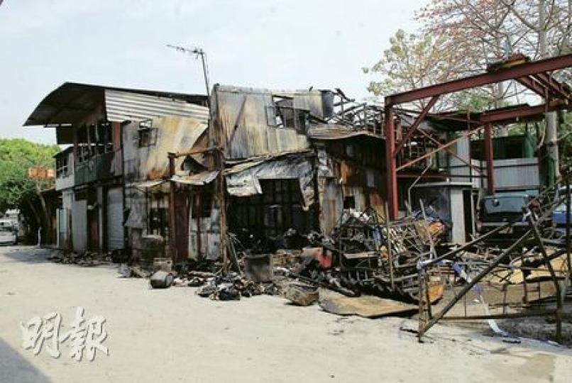有街坊指鐵皮屋火勢十分猛烈,事後屋內幾乎所有家具被燒光,2樓地板亦被燒毁,所有雜物跌落地面,現場一片混亂。(梁琬珊攝) 有街坊指鐵皮屋火勢十分猛烈,事後屋內幾乎所有家具被燒光,2樓地板亦被燒毁,所有雜物跌落地面,現場一片混亂。(梁琬珊攝)