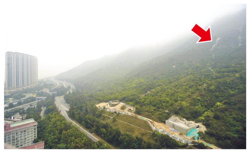東涌映灣園對出的天然山坡,08年6月因大雨引發泥石流,淹沒山下的北大嶼山公路。事隔近3年,山上仍隱約可見泥石滾下的軌迹(箭嘴示),目前山下已設置泥石壩及防護網。(余俊亮攝)土力工程處於北大嶼山公路旁邊天然山坡建造8座泥石壩,堵截山上冲下的泥石。(余俊亮攝) 東涌映灣園對出的天然山坡,08年6月因大雨引發泥石流,淹沒山下的北大嶼山公路。事隔近3年,山上仍隱約可見泥石滾下的軌迹(箭嘴示),目前山下已設置泥石壩及防護網。(余俊亮攝)土力工程處於北大嶼山公路旁邊天然山坡建造8座泥石壩,堵截山上冲下的泥石。(余俊亮攝)