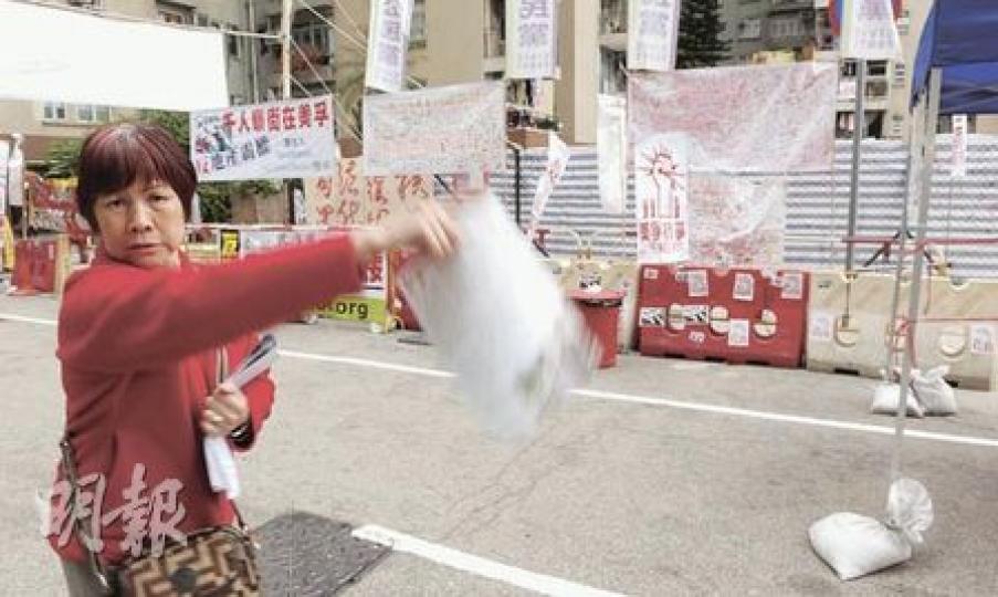 美孚新邨居民代表繼發起「千人瞓街」抗議後,昨日繼續在地盤外派發單張,向市民講解事件。(劉焌陶攝) 美孚新邨居民代表繼發起「千人瞓街」抗議後,昨日繼續在地盤外派發單張,向市民講解事件。(劉焌陶攝)