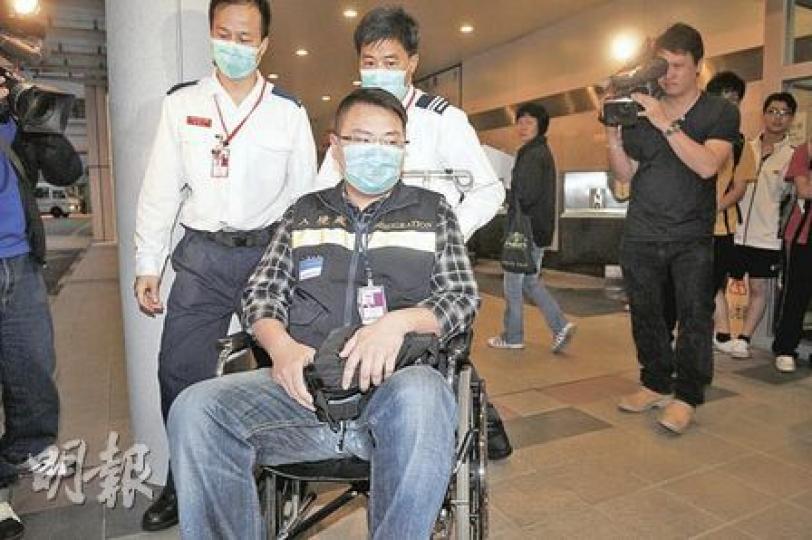 5名駐守機場入境處職員昨日遇襲,其中一名受傷職員更要坐輪椅送院。(衛永康攝)持香港身分證的澳裔男子(圖),昨返港時在機場與入境處職員爭執,打傷5名入境處人員被捕,其後報稱受傷送院。(衛永康攝) 5名駐守機場入境處職員昨日遇襲,其中一名受傷職員更要坐輪椅送院。(衛永康攝)持香港身分證的澳裔男子(圖),昨返港時在機場與入境處職員爭執,打傷5名入境處人員被捕,其後報稱受傷送院。(衛永康攝)