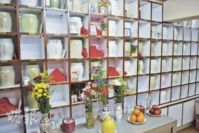 約百名先人的骨灰盅放在金福壽殯儀店的閣樓,這些死者都是殯儀店的大客,家屬以月租數百元租借空間,不時帶備鮮花前來拜祭,儼如一個小型骨灰龕場。(阮穎嘉攝)金福壽殯儀店留有早於2006年的骨灰處理紀錄,尚有不少死者未獲分配龕位,骨灰仍存放於店內。(阮穎嘉攝)金福壽殯儀店以十多個大膠箱,裝放仍未輪候到政府龕位的骨灰,目前店內積存800份骨灰。(阮穎嘉攝) 約百名先人的骨灰盅放在金福壽殯儀店的閣樓,這些死者都是殯儀店的大客,家屬以月租數百元租借空間,不時帶備鮮花前來拜祭,儼如一個小型骨灰龕場。(阮穎嘉攝)金福壽殯儀店留有早於2006年的骨灰處理紀錄,尚有不少死者未獲分配龕位,骨灰仍存放於店內。(阮穎嘉攝)金福壽殯儀店以十多個大膠箱,裝放仍未輪候到政府龕位的骨灰,目前店內積存800份骨灰。(阮穎嘉攝)