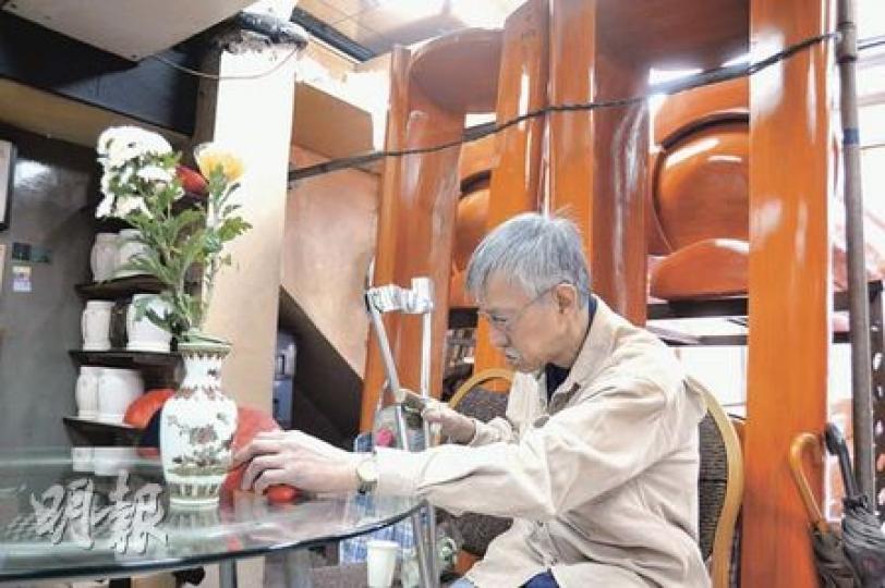 李守義的胞兄病逝近3年,仍未輪候到政府龕位,骨灰暫存在殯儀店。李守義拿着放有胞兄骨灰的紅色袋,想起骨灰上位的日子遙遙無期,神情哀傷。(葉漢華攝) 李守義的胞兄病逝近3年,仍未輪候到政府龕位,骨灰暫存在殯儀店。李守義拿着放有胞兄骨灰的紅色袋,想起骨灰上位的日子遙遙無期,神情哀傷。(葉漢華攝)