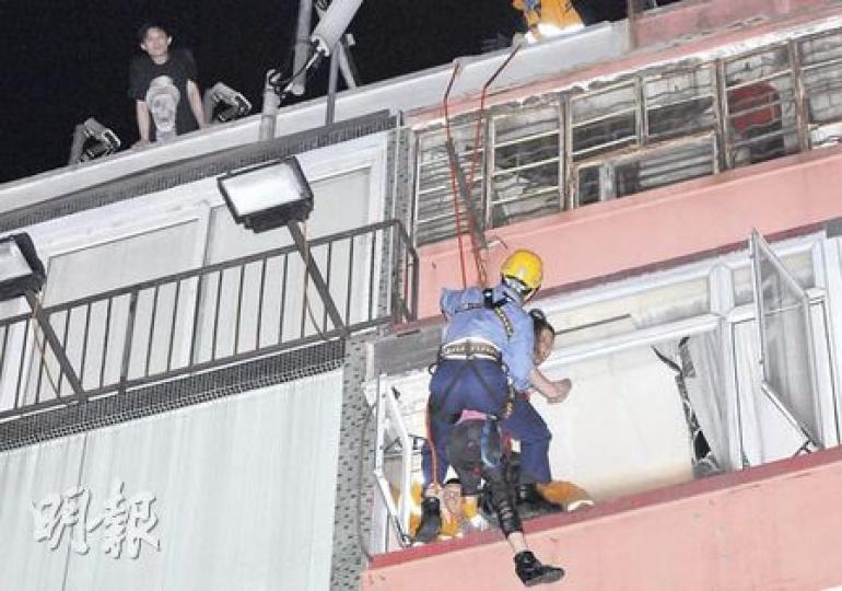 消防「飛將軍」拯救企圖跳樓女子,場面異常驚險。女事主男友(左上角)一直在天台凝望女友情况。(蔡方山攝)女子危坐耀華街唐樓4樓單位冷氣機頂(箭嘴示),大批消防員到場拯救,氣氛一度緊張。(蔡方山攝) 消防「飛將軍」拯救企圖跳樓女子,場面異常驚險。女事主男友(左上角)一直在天台凝望女友情况。(蔡方山攝)女子危坐耀華街唐樓4樓單位冷氣機頂(箭嘴示),大批消防員到場拯救,氣氛一度緊張。(蔡方山攝)