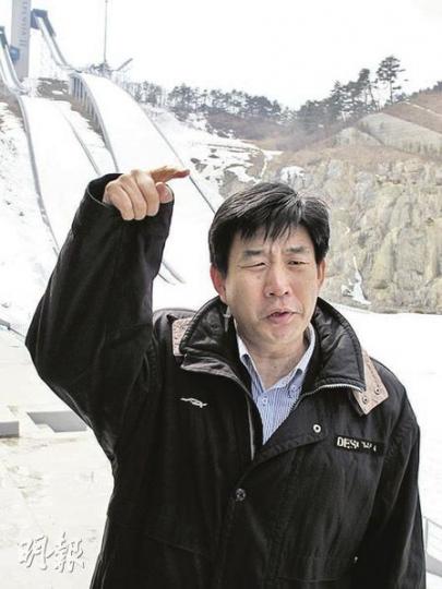 平昌申奧委員會競技場館運營專員文東郁,他背後是滑降高台。(林迎攝) 平昌申奧委員會競技場館運營專員文東郁,他背後是滑降高台。(林迎攝)