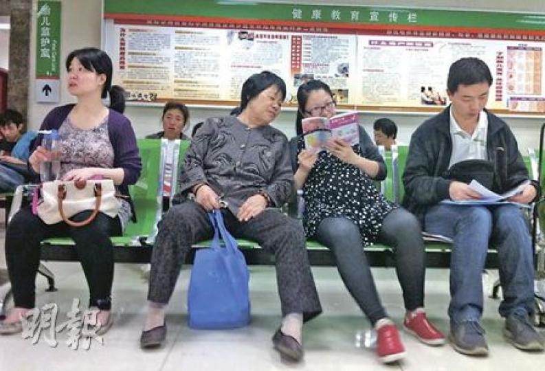 在深圳各大醫院及保健院,有商人派發宣傳小冊子,裏面有廣告介紹來港產子的一條龍服務。圖為內地孕婦在保健院內閱讀有關小冊子。(朱永倫攝) 在深圳各大醫院及保健院,有商人派發宣傳小冊子,裏面有廣告介紹來港產子的一條龍服務。圖為內地孕婦在保健院內閱讀有關小冊子。(朱永倫攝)