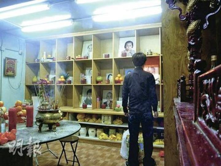 中盛殯儀閣樓改裝成的小型臨時龕場,龕位是以木架分隔,負責人稱場內禁燒蠟燭,但昨日現場所見,有孝子賢孫並無理會,仍燃點蠟燭拜祭先人。 (明報記者攝) 中盛殯儀閣樓改裝成的小型臨時龕場,龕位是以木架分隔,負責人稱場內禁燒蠟燭,但昨日現場所見,有孝子賢孫並無理會,仍燃點蠟燭拜祭先人。 (明報記者攝)