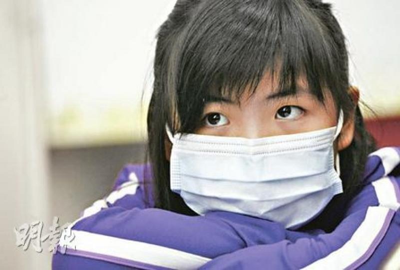 10歲的潔潔(上圖)面對爸爸突然去世,一度出現情緒問題,經輔導後慢慢走出悲傷,更以黏土製作了爸爸的新居(下圖),期望日後在天堂重聚。(林振東攝) 10歲的潔潔(上圖)面對爸爸突然去世,一度出現情緒問題,經輔導後慢慢走出悲傷,更以黏土製作了爸爸的新居(下圖),期望日後在天堂重聚。(林振東攝)