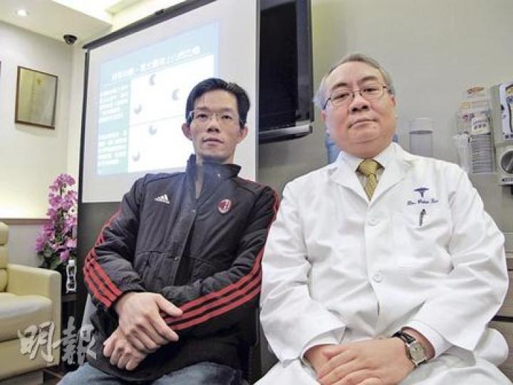 張文龍醫生(右)表示,晚期癌症無藥可根治,但服用標靶藥可延遲病情惡化。年僅36歲的林先生(左)吸煙達16年,2009年發現患上晚期肺癌,接受一線化療後持續服用標靶藥「厄洛替尼」作「持效治療」,癌症延至一年後才再度復發,今年初經手術治療後病情初步受控。(余卓善攝) 張文龍醫生(右)表示,晚期癌症無藥可根治,但服用標靶藥可延遲病情惡化。年僅36歲的林先生(左)吸煙達16年,2009年發現患上晚期肺癌,接受一線化療後持續服用標靶藥「厄洛替尼」作「持效治療」,癌症延至一年後才再度復發,今年初經手術治療後病情初步受控。(余卓善攝)