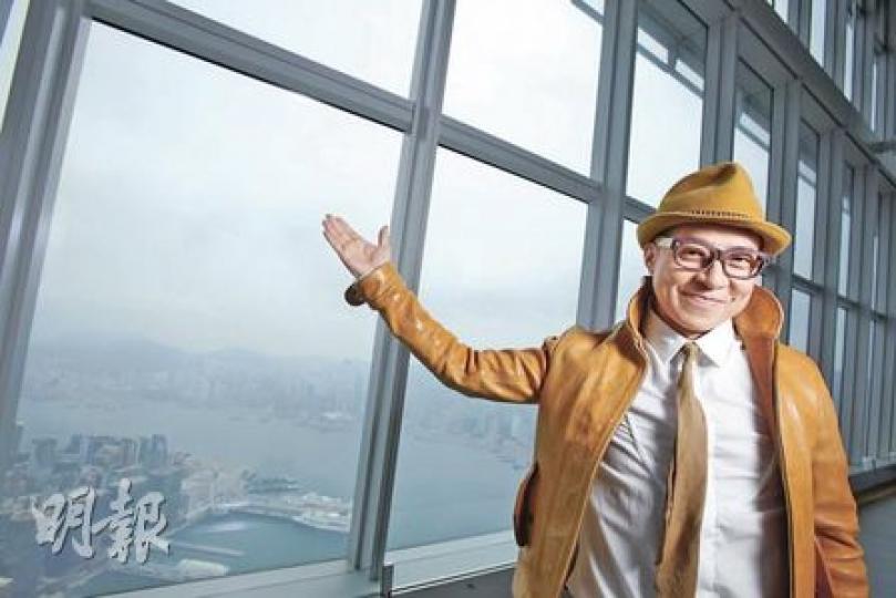 站在全港最高的室內觀景台「天際100」,笑匠詹瑞文表示,從高點看事物,會有不同的視野,港人的視野看遠一點,亦會快樂一點。(陳智良攝) 站在全港最高的室內觀景台「天際100」,笑匠詹瑞文表示,從高點看事物,會有不同的視野,港人的視野看遠一點,亦會快樂一點。(陳智良攝)