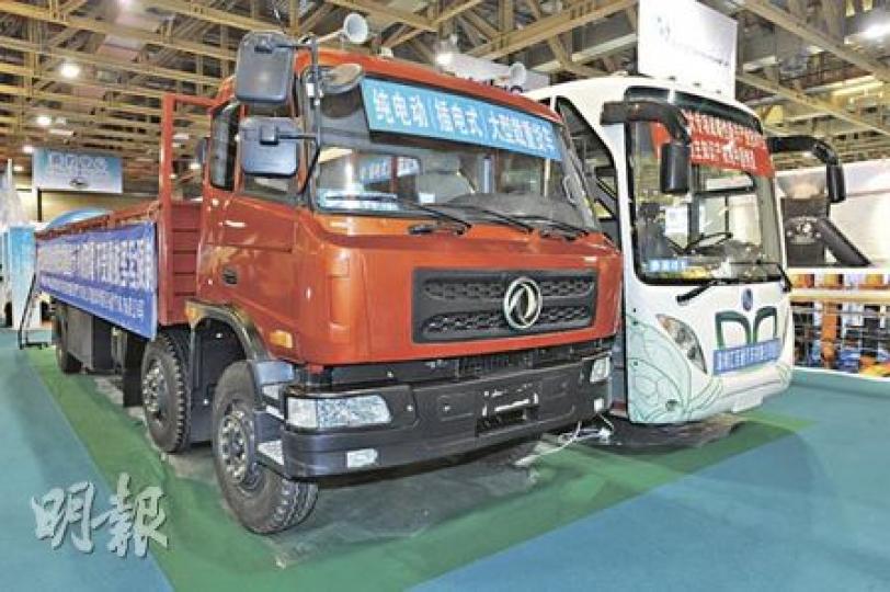 勳豐集團研發的混能大巴(右)和大卡車(左),售價分別約130萬元和約80萬元人民幣,廠商稱原則上只要花約50萬元人民幣,任何品牌、車款的燃油車也可改成電動版。(尹錦恩攝)(明報製圖) 勳豐集團研發的混能大巴(右)和大卡車(左),售價分別約130萬元和約80萬元人民幣,廠商稱原則上只要花約50萬元人民幣,任何品牌、車款的燃油車也可改成電動版。(尹錦恩攝)(明報製圖)