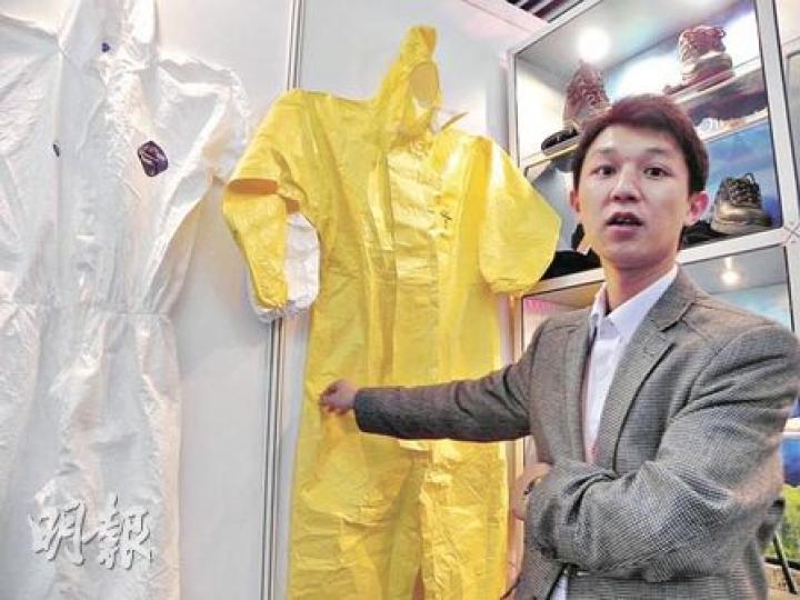 參展商展示核塵防護服,據稱內地要求核電站自查安全,近期防護裝備需求大增,全國核電站已訂購數萬件防護服以備不時之需。(李泉攝)北京睿谷核儀技術公司銷售經理朱紅偉表示,日本福島核泄露後,公司在不到一個月的時間已售出了近20部核輻射測量儀,佔全年正常銷量一半。(李泉攝) 參展商展示核塵防護服,據稱內地要求核電站自查安全,近期防護裝備需求大增,全國核電站已訂購數萬件防護服以備不時之需。(李泉攝)北京睿谷核儀技術公司銷售經理朱紅偉表示,日本福島核泄露後,公司在不到一個月的時間已售出了近20部核輻射測量儀,佔全年正常銷量一半。(李泉攝)