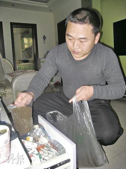 孫力一家三口「病」不時發作,家裏準備多種藥,孫力說:「家裏都快成了小藥舖」。(劉洪慶攝)該「病」導致舌頭腫大,舌苔變色。(劉洪慶攝)孫力展示曾做的愛滋病檢測結果,HIV皆為陰性(圖),但醫藥花費已近2萬元。(劉洪慶攝) 孫力一家三口「病」不時發作,家裏準備多種藥,孫力說:「家裏都快成了小藥舖」。(劉洪慶攝)該「病」導致舌頭腫大,舌苔變色。(劉洪慶攝)孫力展示曾做的愛滋病檢測結果,HIV皆為陰性(圖),但醫藥花費已近2萬元。(劉洪慶攝)