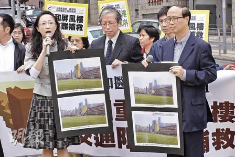 公民黨立法會議員陳淑莊(前左)昨到養和醫院門外請願,要求城規會否決養和醫院擬興建兩幢逾20層高新大樓的計劃,認為會嚴重影響景觀。右一為公民黨副主席黎廣德。(李紹昌攝) 公民黨立法會議員陳淑莊(前左)昨到養和醫院門外請願,要求城規會否決養和醫院擬興建兩幢逾20層高新大樓的計劃,認為會嚴重影響景觀。右一為公民黨副主席黎廣德。(李紹昌攝)
